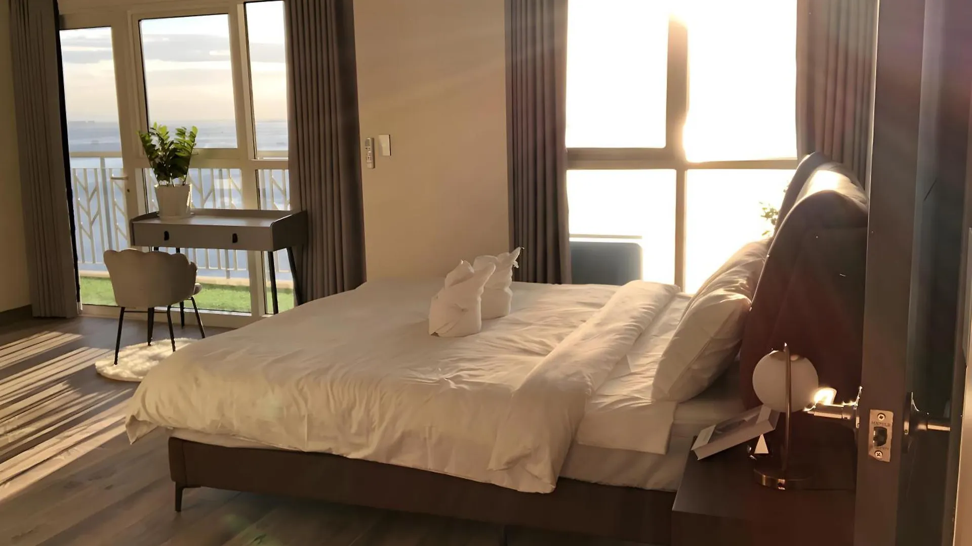 175 Sqm Luxurious Modern 3 Bedrooms Facing Manila Bay Sunset, Airports, Okada, Solaire, Moa Apartment