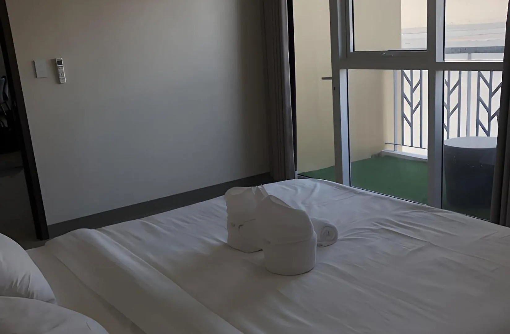 175 Sqm Luxurious Modern 3 Bedrooms Facing Manila Bay Sunset, Airports, Okada, Solaire, Moa Apartment