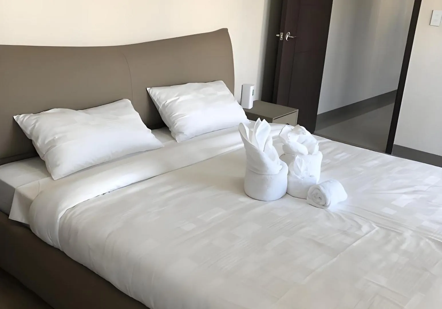 175 Sqm Luxurious Modern 3 Bedrooms Facing Manila Bay Sunset, Airports, Okada, Solaire, Moa