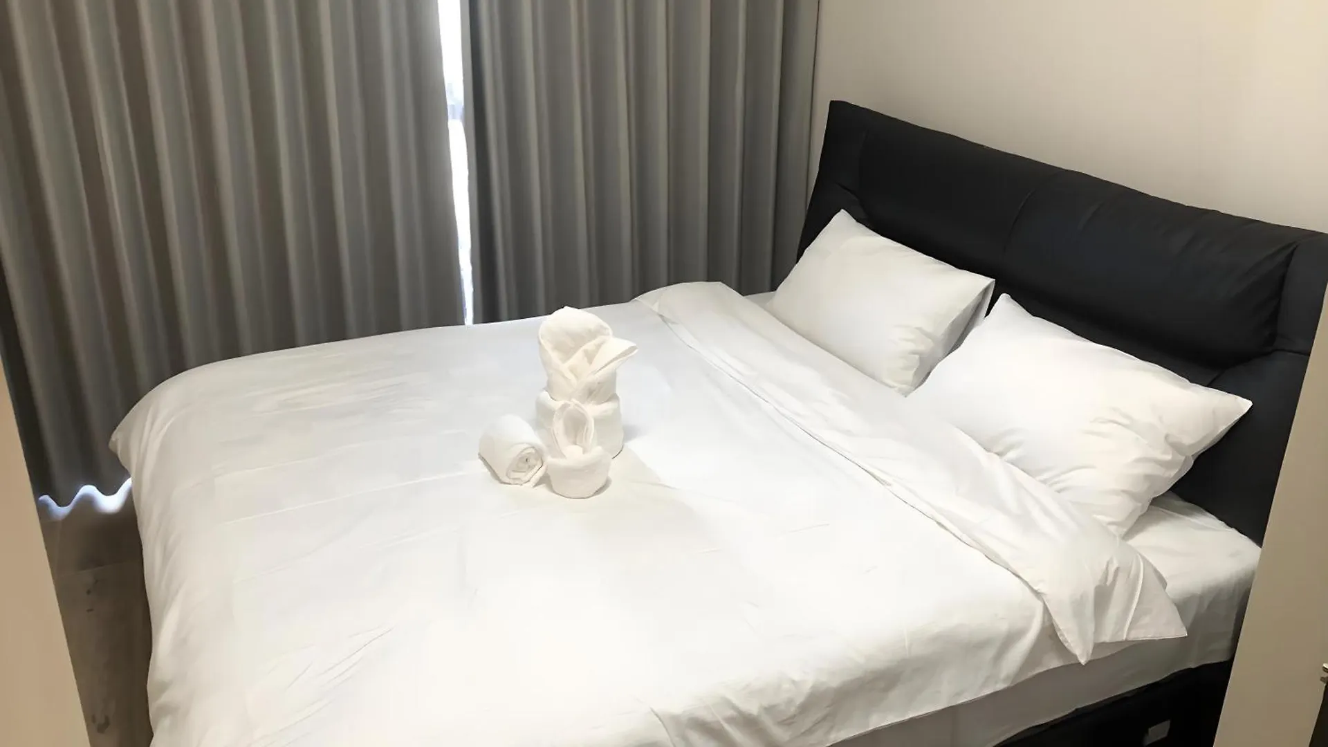 175 Sqm Luxurious Modern 3 Bedrooms Facing Manila Bay Sunset, Airports, Okada, Solaire, Moa Apartment