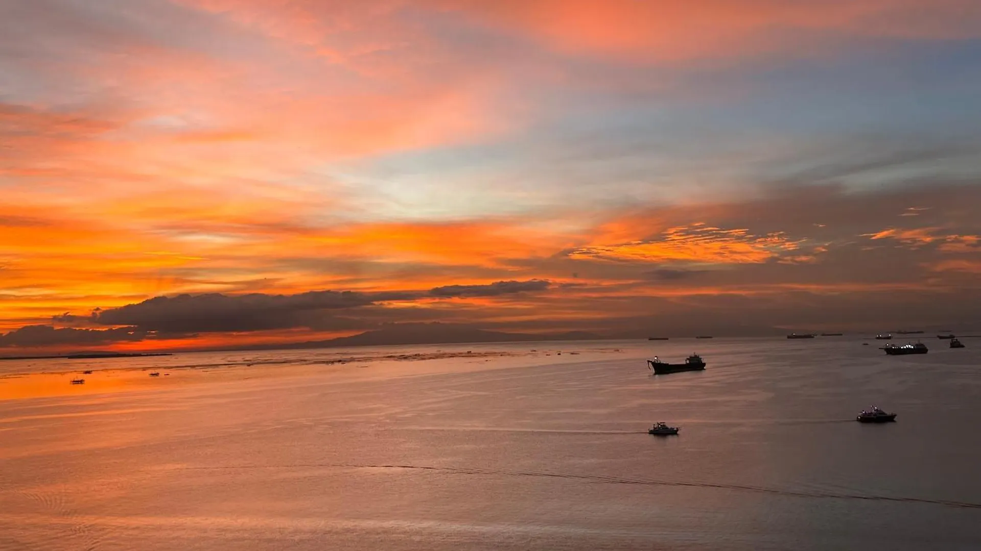 175 Sqm Luxurious Modern 3 Bedrooms Facing Manila Bay Sunset, Airports, Okada, Solaire, Moa Apartment