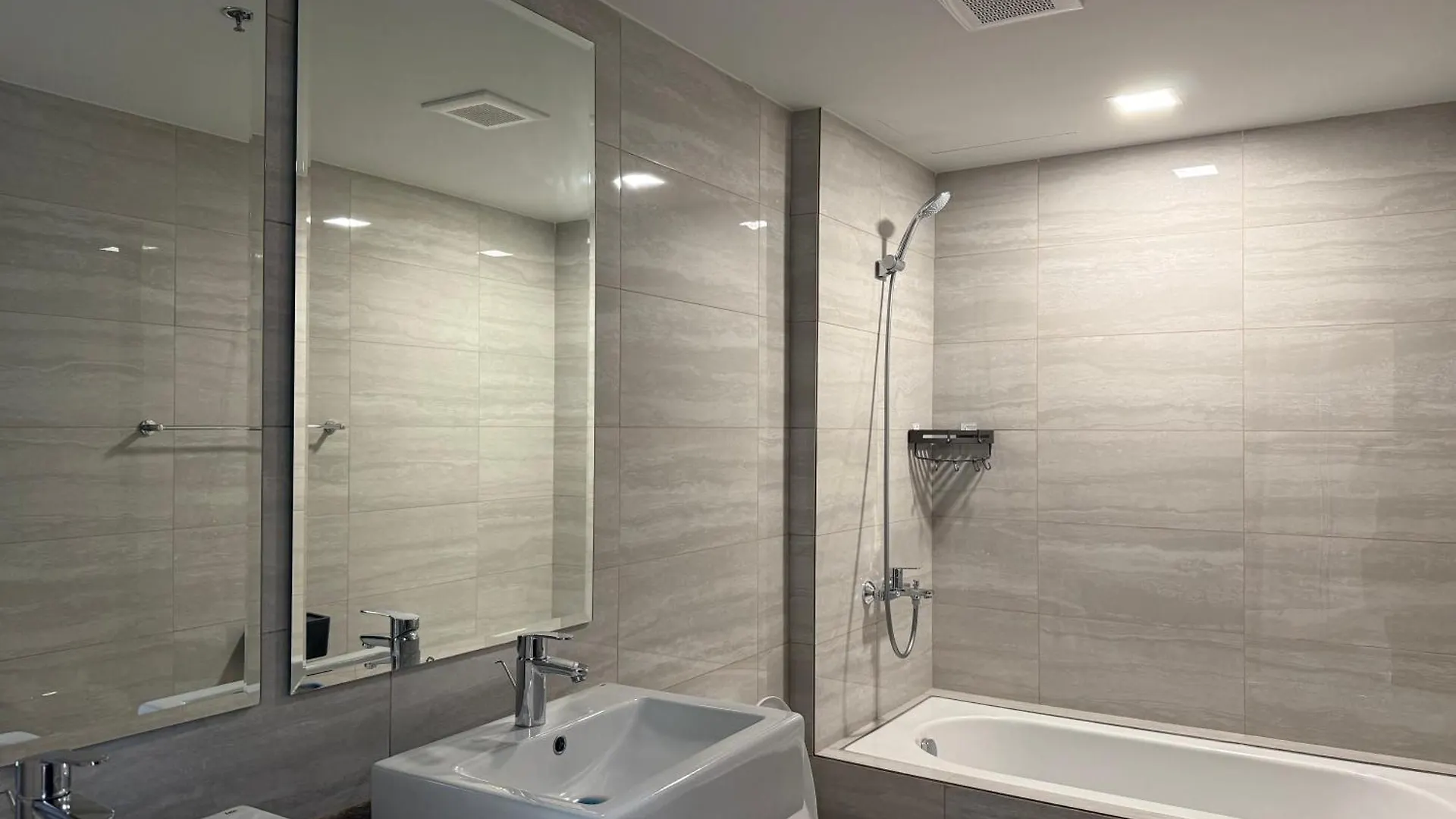 175 Sqm Luxurious Modern 3 Bedrooms Facing Manila Bay Sunset, Airports, Okada, Solaire, Moa Apartment